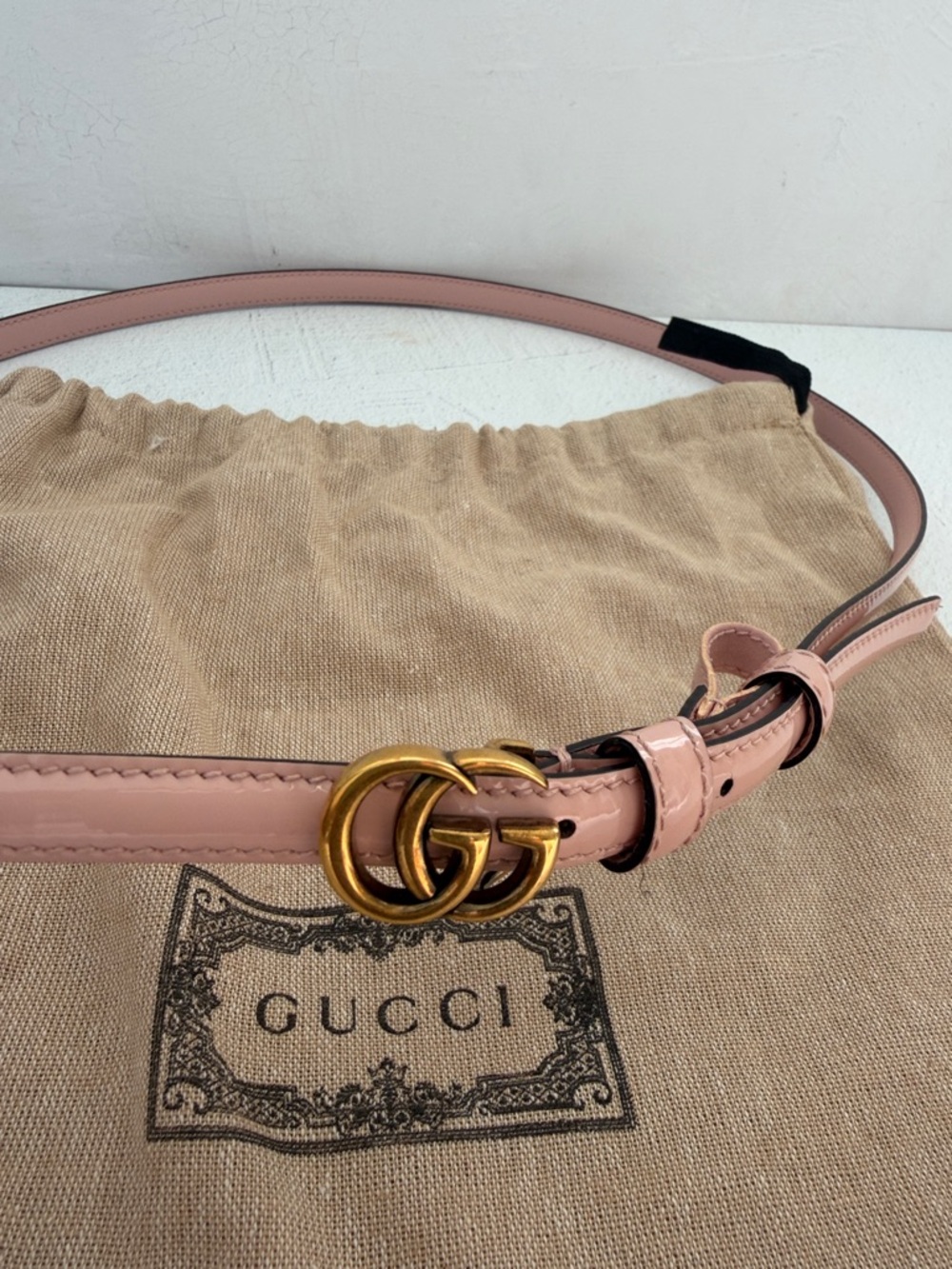 Gucci Slim Patent Leather Belt in Pale Pink with Gold Double G - Picture 7 of 11